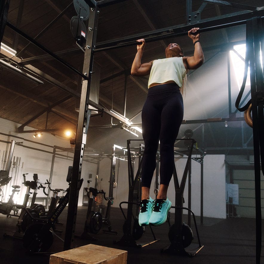 woman doing a pull-up wearing the lagoon pear drive 2